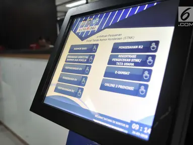 Tempat pengambilan nomor antrean layanan samsat digital (e-Samsat) di Kantor Bersama Pelayanan Satu Atap Polda Metro Jaya, Jakarta, Senin (26/3). Dengan layanan masyarakat bisa membayar pajak kendaraan secara nontunai. (Merdeka.com/Iqbal S. Nugroho)