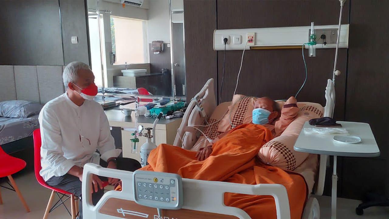 Ganjar Pranowo saat menjenguk Buya Stafii di RS PKU Muhammadiya Sleman. (Ist).