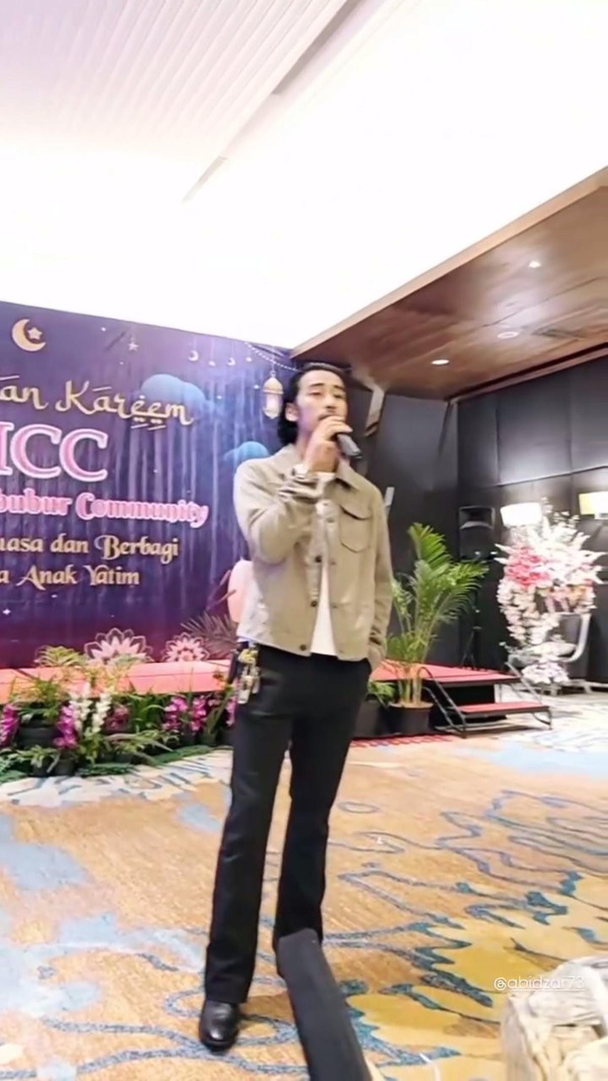 7 Potret Umi Pipik Hadir Acara Buka Puasa Bersama dengan Anak Yatim, Abidzar Al-Ghifari Hibur dengan Lagu