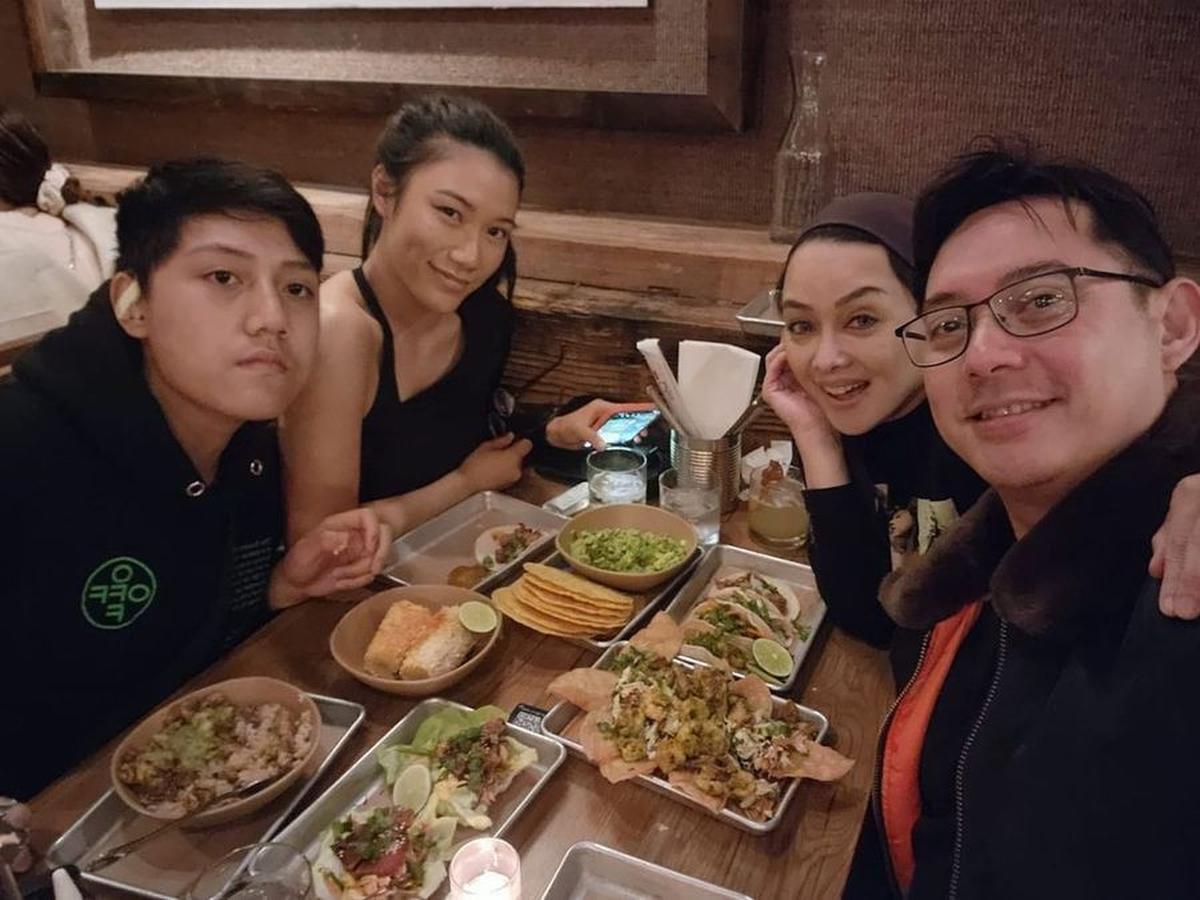 Komunikasi Via Video Call Dengan Sang Suami