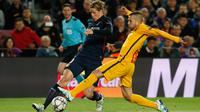 Penyerang Atletico Madrid, Fernando Torres (kiri) berusaha melewati bek Barcelona, Jordi Alba pada leg pertama perempat final Liga Champions di Camp Nou, Spanyol (6/4). Barcelona menang atas Atletico Madrid dengan skor 2-1. (Reuters/Albert Gea)