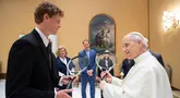 Foto yang diambil dan dibagikan pada 14 Mei 2025 oleh The Vatican Media ini menunjukkan Paus Leo XIV saat audiensi pribadi dengan petenis Italia Jannik Sinner, di Vatikan. (Handout/VATICAN MEDIA/AFP)