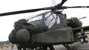Tampilan depan helikopter Apache yang dipamerkan pada pameran Alat Utama Sistem Persenjataan TNI di Kawasan Monas, Jakarta, Kamis (27/9). Pameran ini berlangsung hingga 29 September. (Liputan6.com/Helmi Fithriansyah)