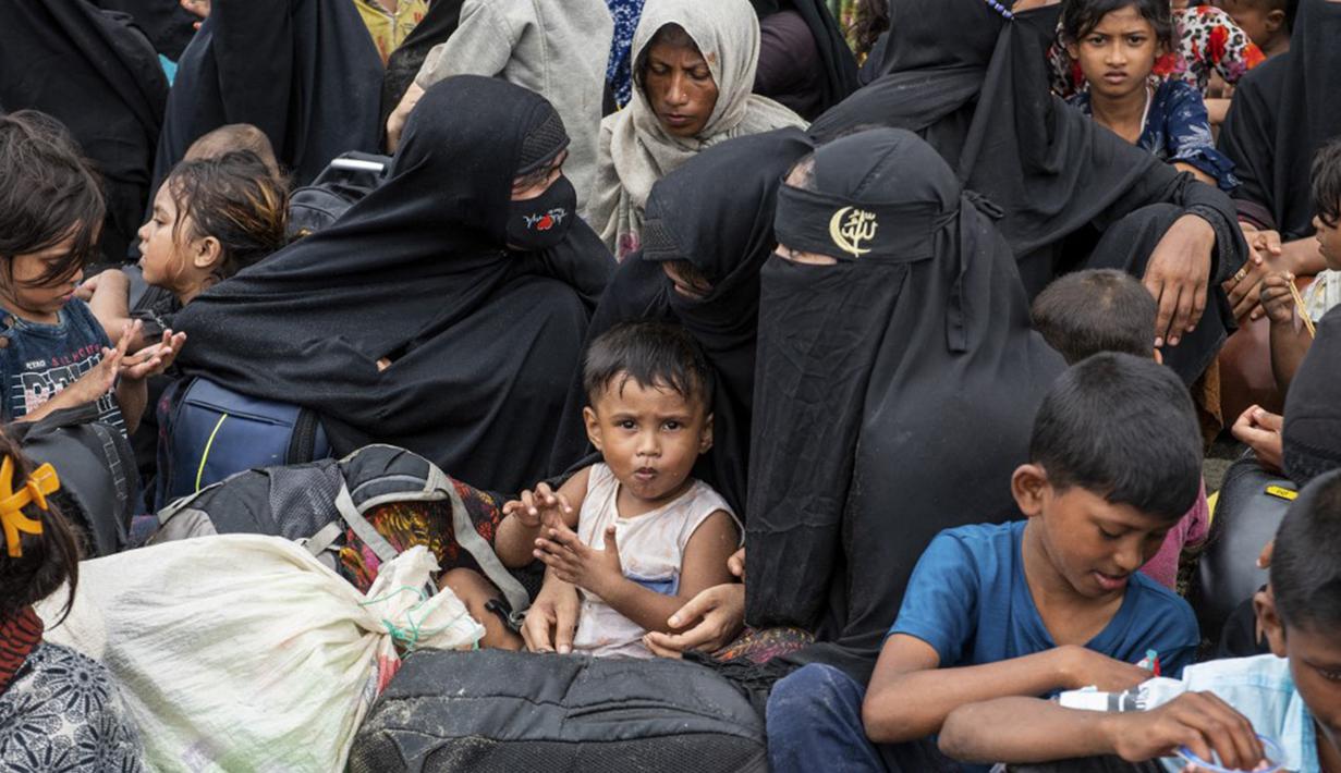 Sekretaris Panglima Laot Kabupaten Pidie Marfian mengatakan, ratusan pengungsi yang terdiri dari anak-anak, perempuan, dan laki-laki itu terdampar sekitar pukul 11.00 WIB. (Jon S./AFP)