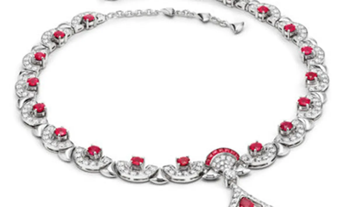 Selena memilih kalung DIVAS Dreams. Perhiasan high end dengan batu rubi dan berlian.[BVLGARI]