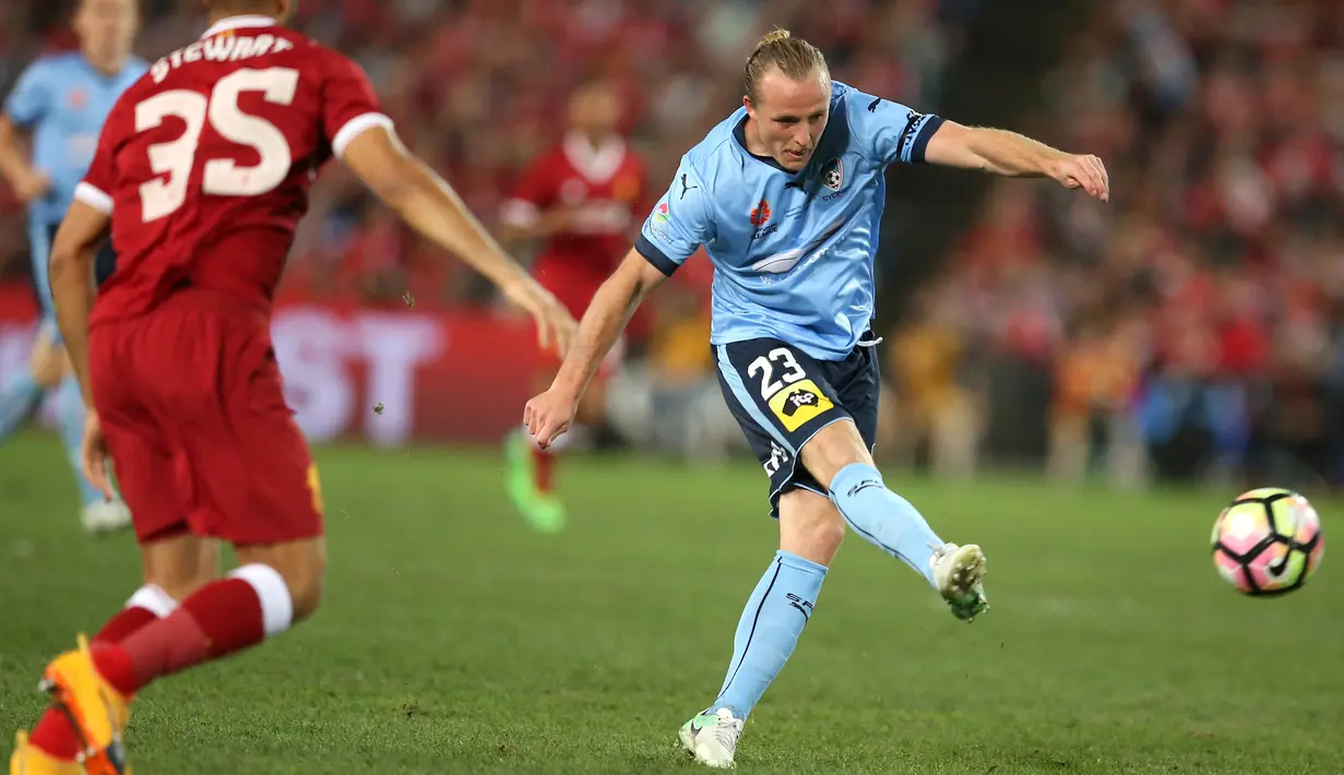 Pemain Sydney FC Rhyan Grant melakukan tendangan saat pertandingan persahabatan melawan Liverpool FC di Sydney, Australia (24/5). Dalam pertandingan ini Liverpool FC menang 3-0 atas Sydney FC. (AP Photo / Rick Rycroft)