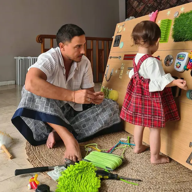 5 Potret Hangat Hamish Daud Temani Sang Putri Mewarnai, Ayah Idaman
