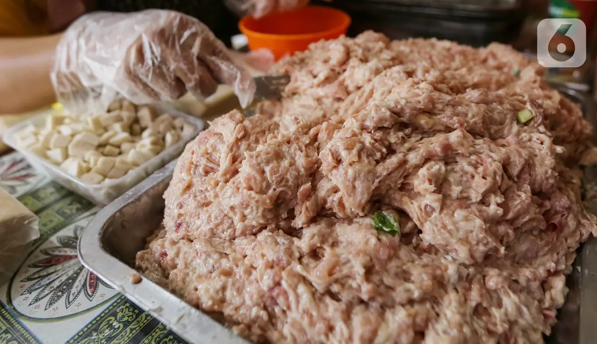 Bahan adonan daging ayam untuk membuat dimsum di Griya Dimsum Bunda Imoet, Serua, Tangerang Selatan, Rabu (9/2/2022). Dibutuhkan 5 kuintal adonan daging ayam per hari untuk membuat dimsum guna memenuhi pasar kuliner dari Jabodetabek, Lampung hingga Jawa Tengah. (Liputan6.com/Fery Pradolo)