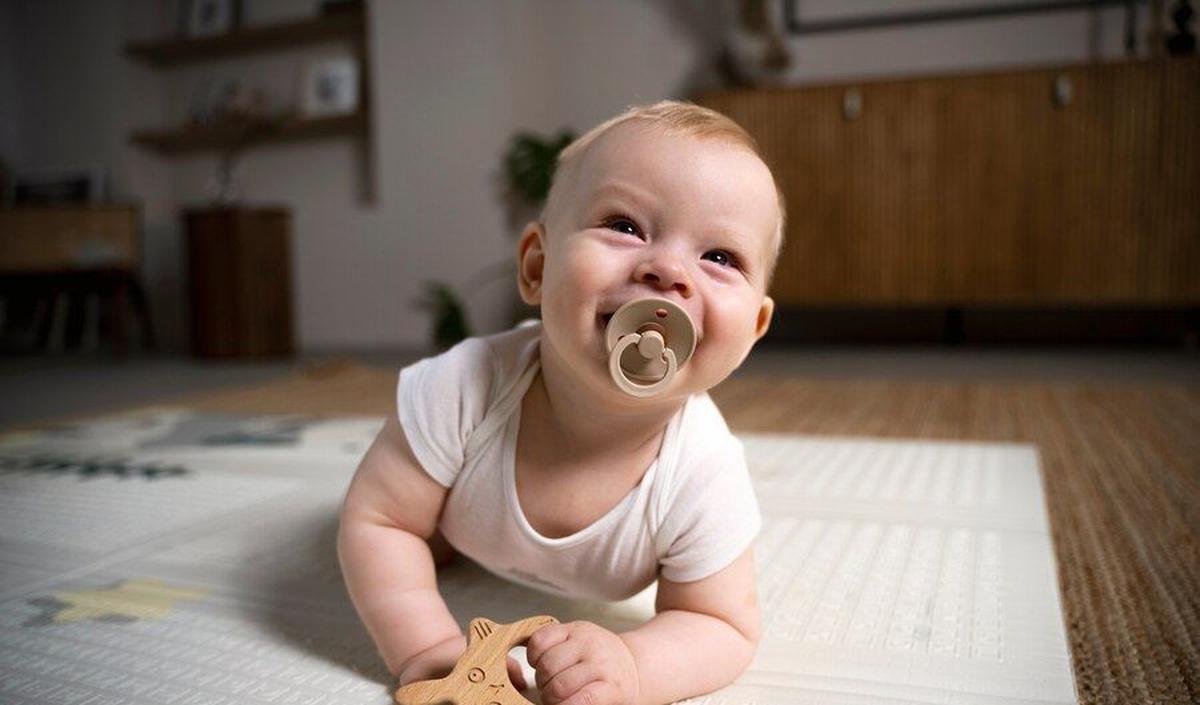 - Usia 2 Bulan:<br>Jika bayi tidak mengeluarkan suara, bergumam, atau berceloteh di usia 2 bulan, itu dapat menjadi tanda awal speech delay.