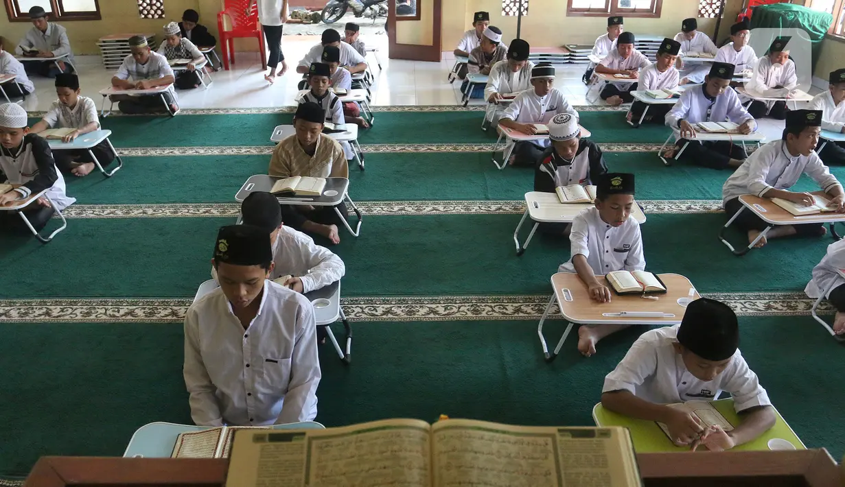 Santri bertadarus dalam rangka mengkhatamkan Qur'an di Masjid Daarul Qu'ran Pesantren Al Kautsar, Cibinong, Bogor, Jawa Barat, Minggu (10/04/2022). Kegiatan Khatam Al-Quran dilakukan rutin di bulan Ramadhan bagi santri yang diantara mengisi waktu menunggu buka puasa. (merdeka.com/Arie Basuki)