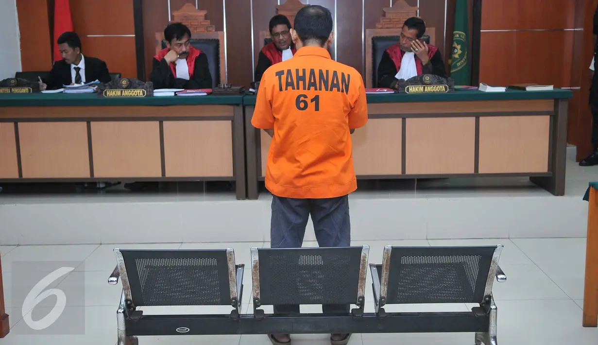 Terdakwa tindak pidana terorisme, Aprimul Hendry saat menjalani sidang di PN Jakarta Barat, Selasa (9/2). Aprimul merupakan simpatisan ISIS yang diduga mendanai dan membantu keberangkatan simpatisan ke Suriah. (Liputan6.com/Gempur M Surya)