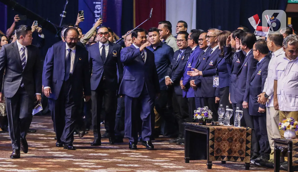 Ketua Umum Partai NasDem Surya Paloh (kiri) mendampingi Presiden terpilih Prabowo Subianto (kanan) saat menghadiri Penutupan Kongres III Partai NasDem di Jakarta Convention Center (JCC), Senayan, Jakarta, Selasa (27/8/2024). (Liputan6.com/Herman Zakharia)