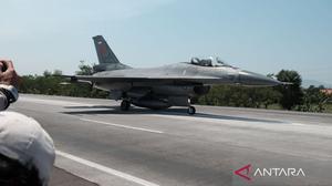 Pesawat Tempur TNI Mendarat di Tol Probolinggo, Ada Apa?