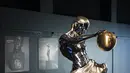 Tim impian bersejarah yang terdiri dari lima pematung ahli, termasuk Michelangelo, Rodin, dan Takamura, telah melatih kecerdasan buatan (artificial intelligence/AI) untuk mendesain patung yang dijuluki "Patung Mustahil", yang kini dipamerkan di museum Swedia. (NACKSTRAND / AFP)