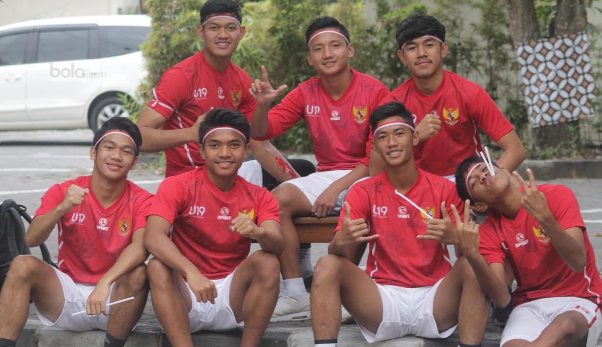 Para pemain Timnas U-19 Indonesia melakukan foto bersama saat mengikuti lomba menyambut HUT RI ke-72 di Yogyakarta, (17/8/2017). Yogyakarta menjadi pilihan Timnas U-19 untuk melakukan TC. (Bola.com/Ronald Seger)
