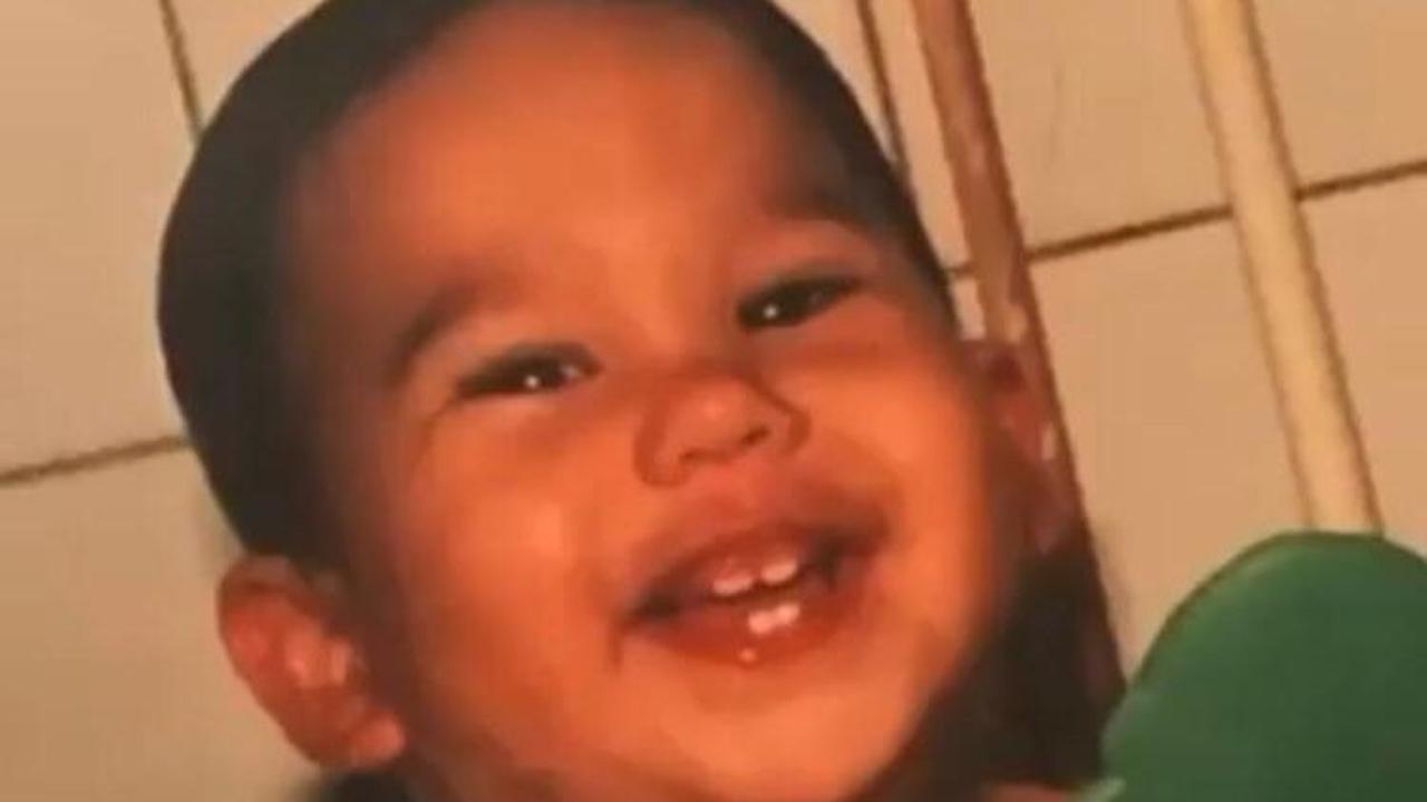Inilah potret Delano Daniel semasa bayi. Delano kecil tampak begitu menggemaskan. Tampaknya, dalam potret ini giginya baru mulai tumbuh beberapa di bagian atas dan bawah.