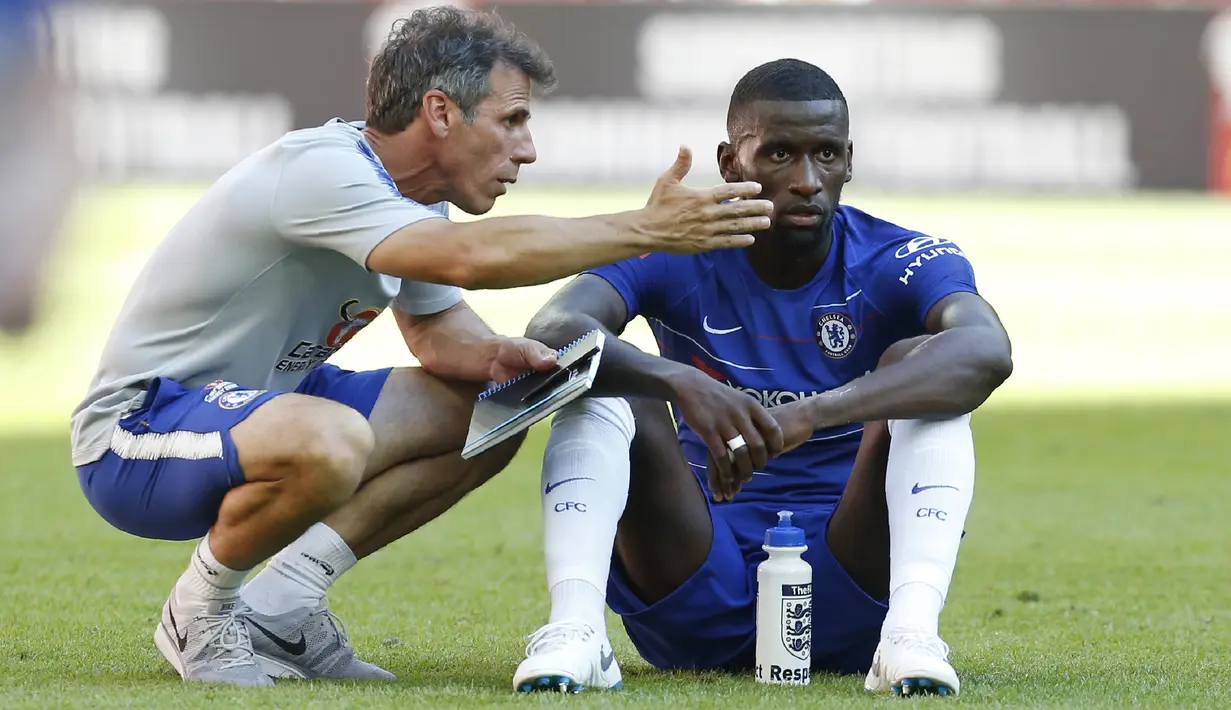 Pada 2018 Zola kembali ke Chelsea sebagai Asisten pelatih untuk Maurizio Sarri. Zola berhasil mengantarkan Chelsea menjadi juara Liga Europa 2018/19. (AFP/Ian Kington)