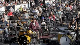 Ratusan drumer berkolaborasi dalam acara Baltic Drummers' Summit di Riga, Latvia, (10/7).Lebih dari 100 orang mengikuti acara Baltic Drummers' ini. (REUTERS/Ints Kalnins)