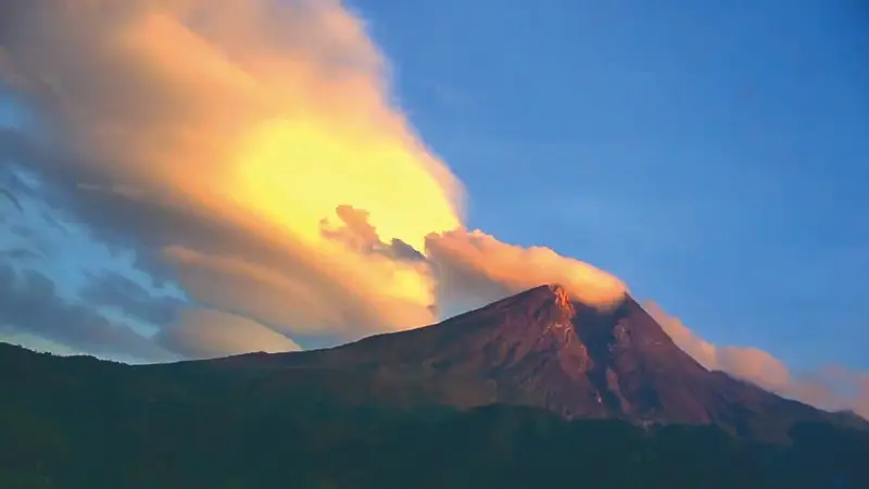 Merapi pagi tadi (Kamis (5/11/2020) tampak asap sulfatara tebal keluar dari kawah Merapi. (Foto: Liputan6.com/Wisnu Wardhana)