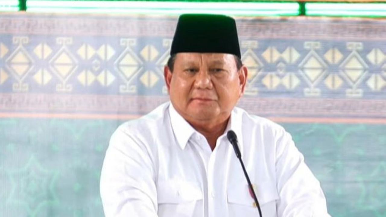 VIDEO: Terkejut Prabowo Cek Makan Bergizi Tiba-Tiba Dapat Hadiah Boneka dari Siswa di Bogor