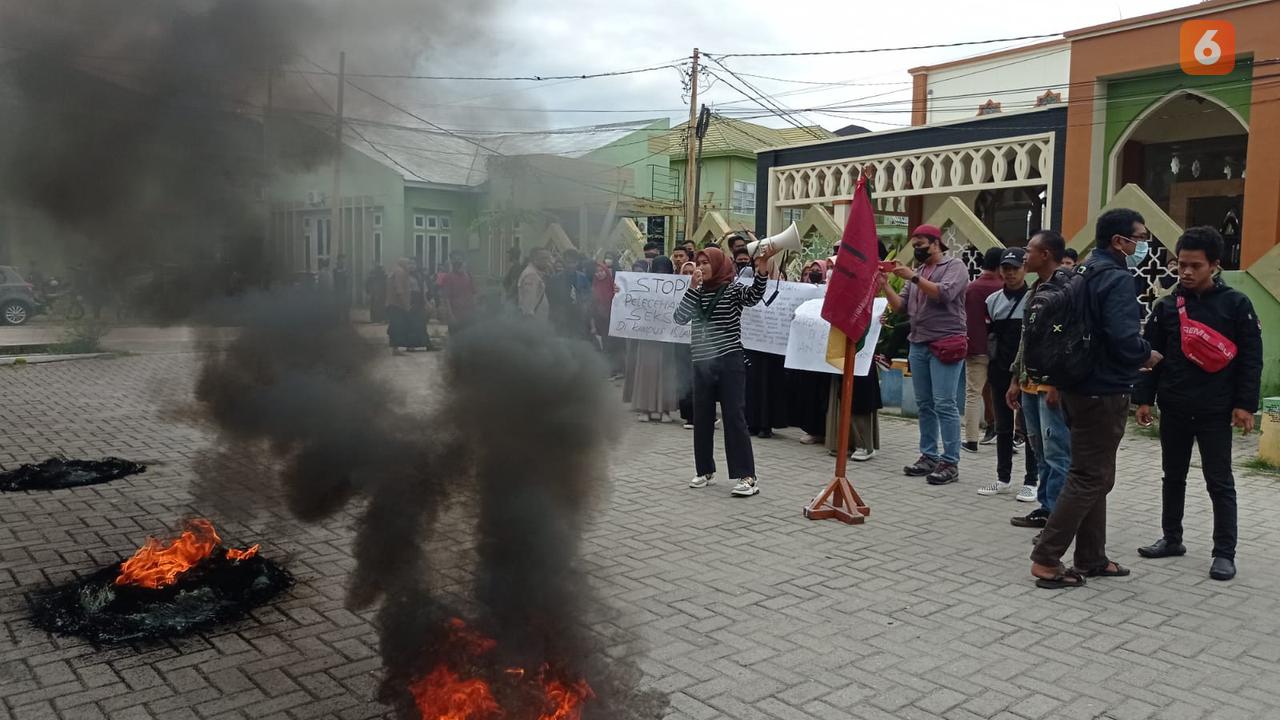 Puluhan Mahasiswa IAIN Sultan Amai Gorontalo menggelar aksi unjuk rasa adanya dugaan pelecehan seksual. (Arfandi/Ibrahim)
