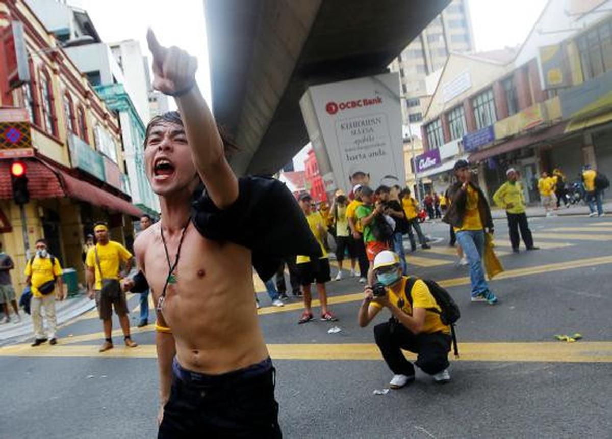 Warga Malaysia turun ke jalan menggelar demo besar besaran menuntut re 