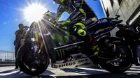 Pembalap Movistar Yamaha, Valentino Rossi. (JOSE JORDAN / AFP)