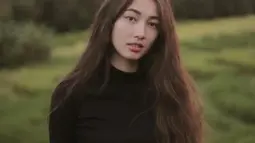 Dengan rambut panjangnya yang khas, Devina selalu tampil memukau meski tanpa makeup. Gayanya menjadi menjadi contoh banyak kaum muda saat ini. (Liputan6.com/IG/@devinaureel)