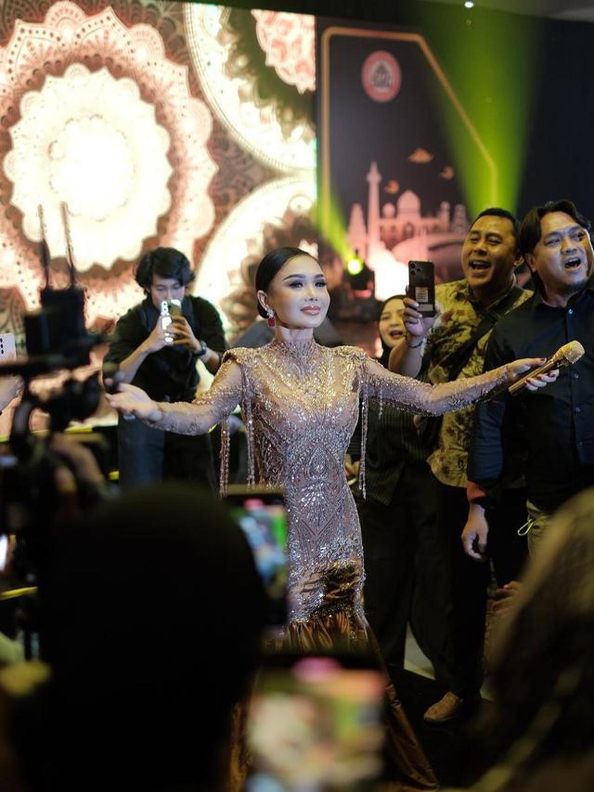 Potret Yuni Shara Pakai Dress Payet saat Manggung di Tegal, Cantik dan Menawan