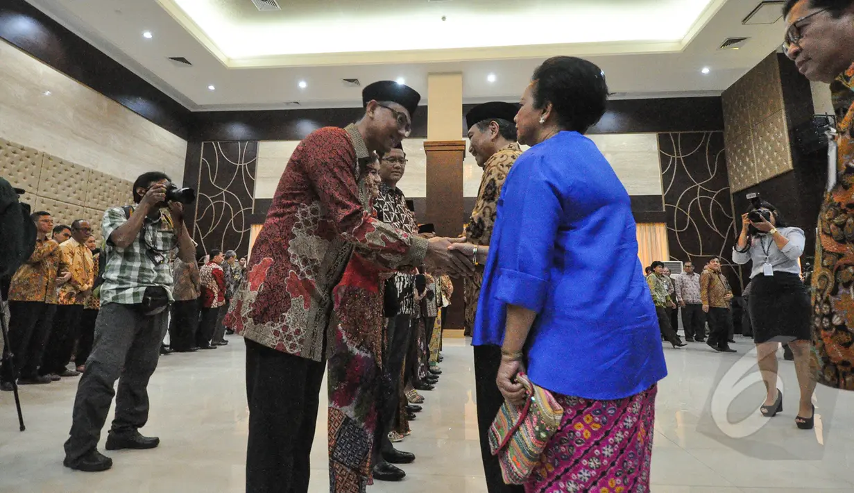 Kepala Staf Kepresidenan, Luhut Binsar Pandjaitan bersalaman dengan Deputi dan Staf Khusus Kantor Staf Kepresidenan yang baru di Auditorium Gedung III Sekretariat Negara, Jakarta, Kamis (2/4/2015). (Liputan6.com/Faizal Fanani)
