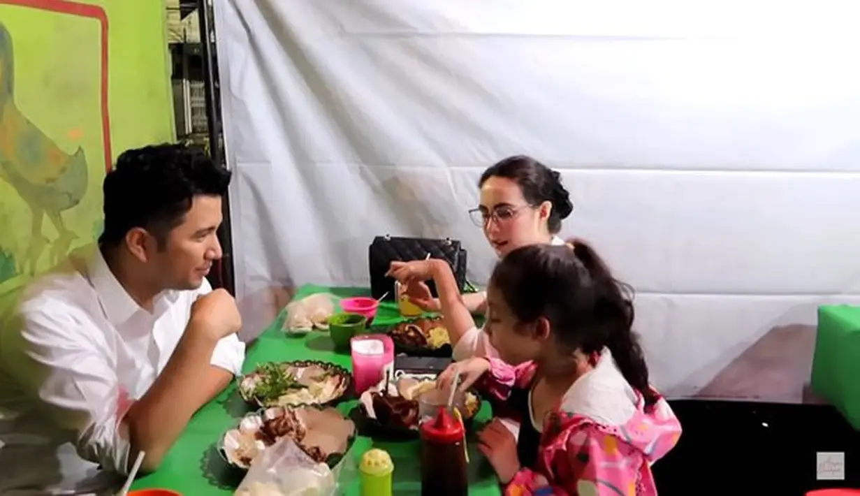 Auranya juga tetap terlihat cantik dan karismatik meski berpakaian sederhana. [YouTube Arumi Bachsin]