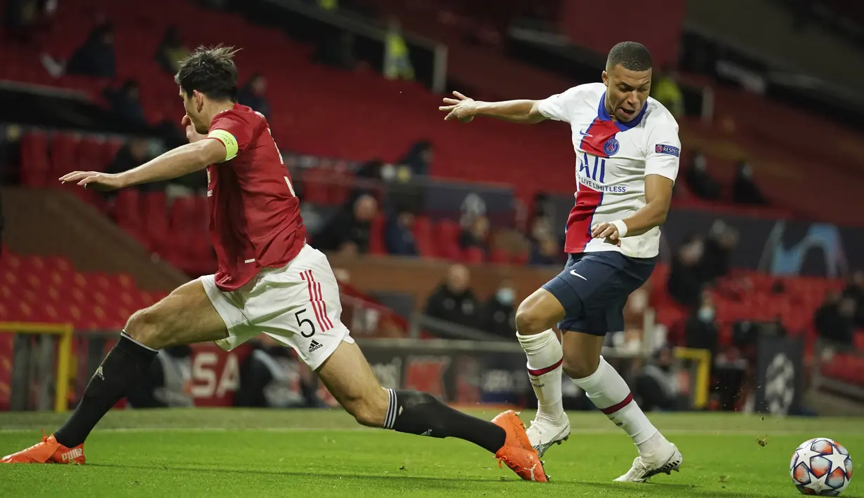 Penyerang Paris Saint Germain (PSG), Kylian Mbappe berebut bola gelandang Manchester United atau MU, Harry Maguire pada matchday kelima Grup H Liga Champions di Stadion Old Trafford, Kamis (3/12/2020) dinihari WIB. MU keok 1-3 dari PSG. (AP Photo/Dave Thompson)