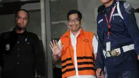 Walikota Palembang Romi Herton mengenakan rompi tahanan usai diperiksa di Gedung KPK, Jakarta, Kamis (10/7/14). (Liputan6.com/Faisal R Syam)