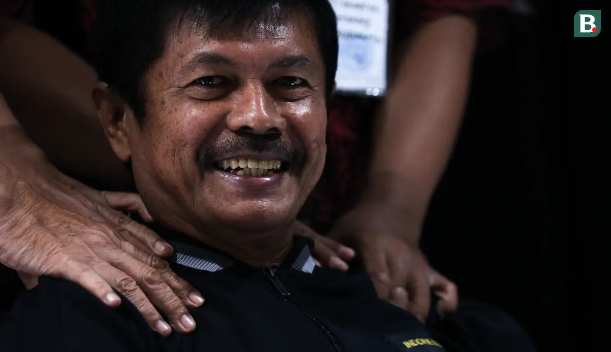 Direktur Teknik PSSI, Indra Sjafri mendapatkan pijatan dari terapis setelah memberikan keterangan kepada media terkait kondisi terbaru Timnas Indonesia U-17 selama Piala Dunia U-17 yang berlangsung di Information Center Piala Dunia U-17, Grand Swiss-Belhotel, Jalan Bintoro, Surabaya, Sabtu (11/11/2023). (Bola.com/Bagaskara Lazuardi)