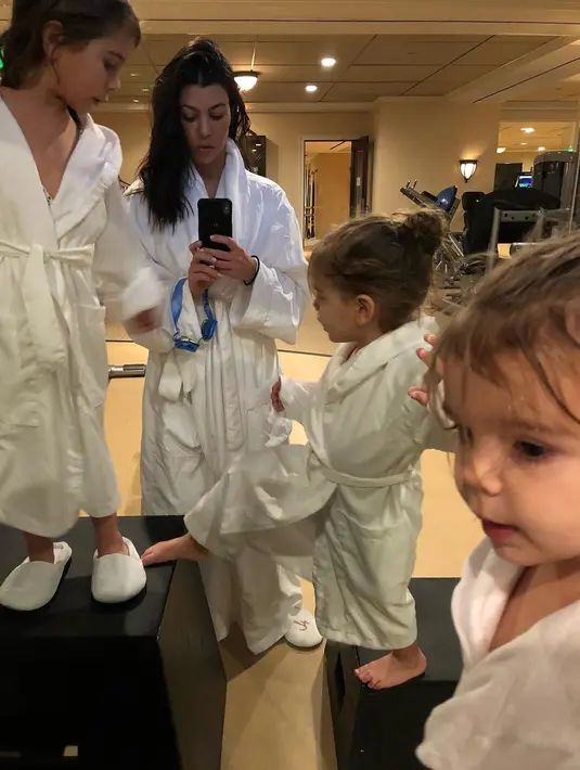 "Sedih karena ayahku tak lagi ada karena aku ingin anak-anaku mengenalnya. Namun aku percaya arwahnya tetap melihat kami setiap waktu," - Kourtney Kardashian. (instagram/kourtneykardash)