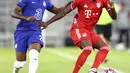 Gelandang Bayern Munchen, Alphonso Davies mengontrol bola dari kawalan striker Chelsea, Callum Hudson-Odoi pada leg kedua babak 16 besar Liga Champions di Allianz Arena, Jerman (8/8/2020). Munchen menang 4-1 atas Chelsea. (AP Photo/Matthias Schrader)