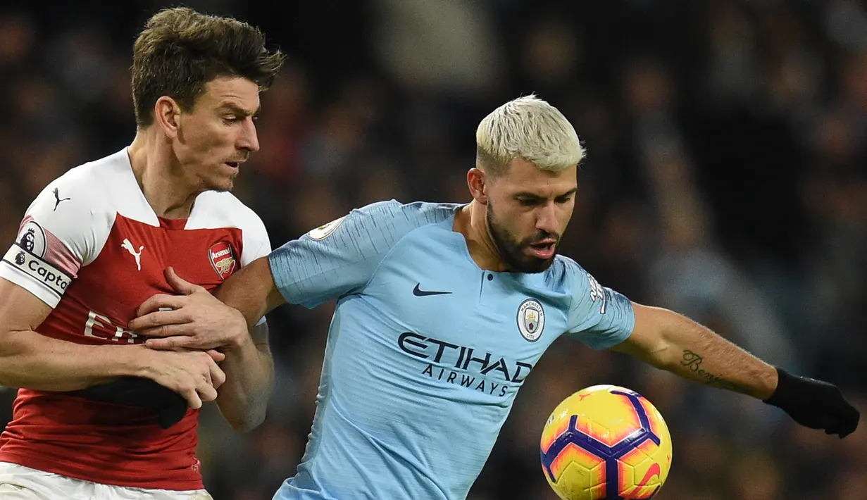 Striker Manchester City, Sergio Aguero (kanan) mencoba menahan bek Arsenal Laurent Koscielny saat bertanding pada Premier League di Stadion Etihad, Manchester, Inggris, Minggu (3/2). City menang 3-1 atas Arsenal. (OLI SCARFF/AFP)
