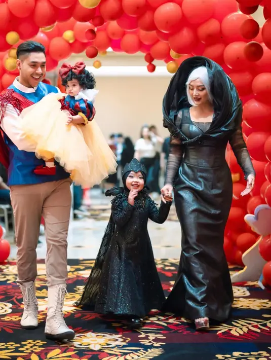 Siti Badriah baru saja merayakan pesta ulang tahun pertama putri keduanya. Perayaan pun digelar totalitas dengan tema Snow White. [@sitibadriahh]