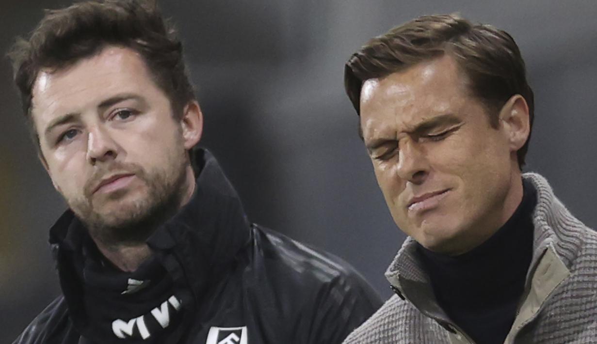 Ekspresi kecewa manajer tim Fulham, Scott Parker (kanan) saat melawan Burnley dalam laga lanjutan Liga Inggris 2020/2021 pekan ke-35 di Craven Cottage Stadium, London, Senin (10/5/2021). Fulham kalah 0-2 dari Burnley. (AP/Clive Rose/Pool)