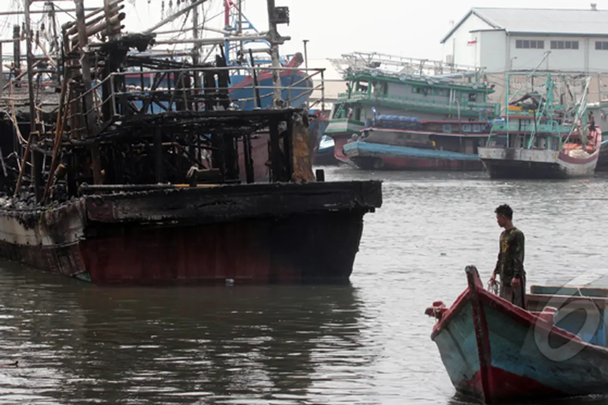 Penampakan Kapal Nelayan yang Terbakar di Muara Angke 