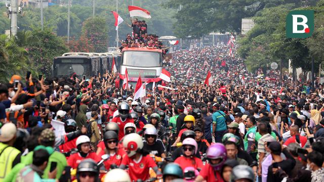 Foto: Pemandangan Menakjubkan! Begini Jadinya Ketika Bus Timnas Indonesia U-22 saat Melewati Ikon Kota Jakarta saat Kira87uara