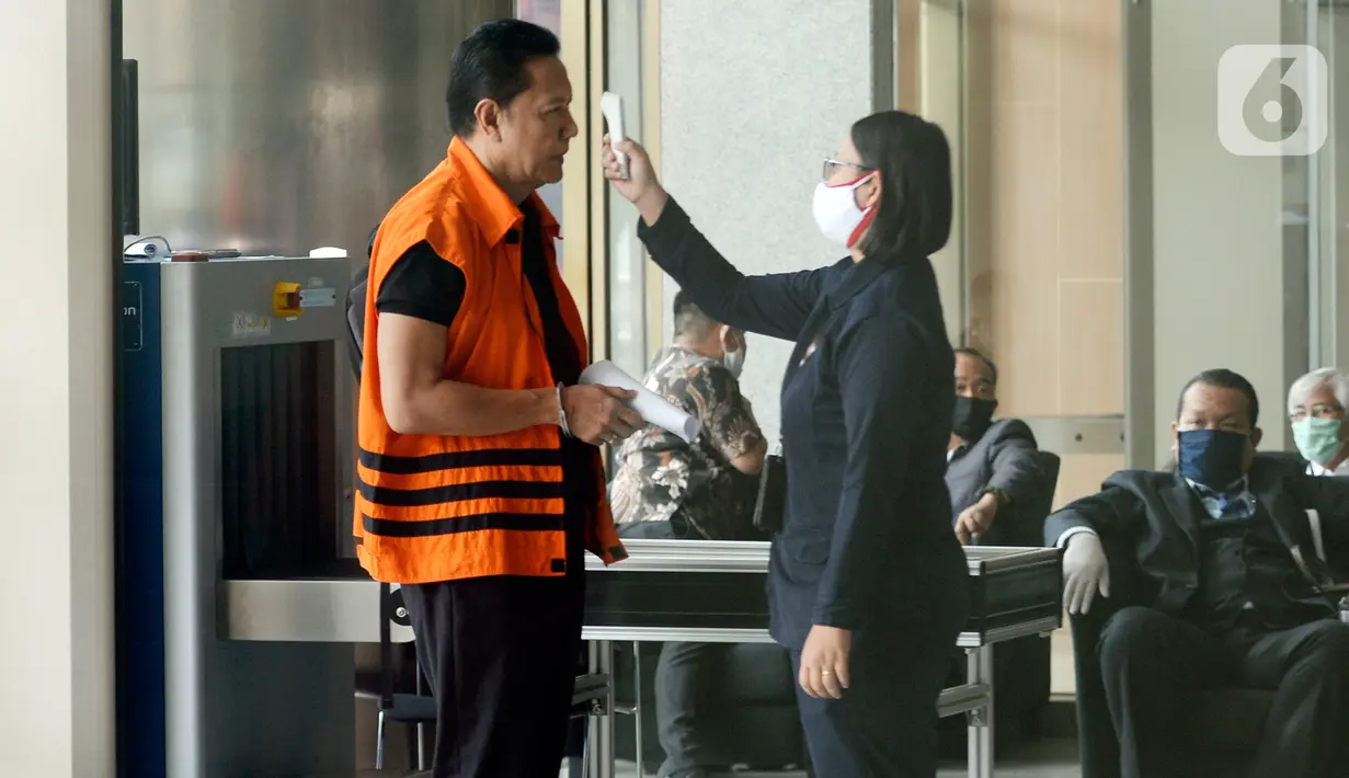 Mantan Anggota DPR dari PDIP, I Nyoman Dhamantra diperiksa suhu tubuh saat akan menjalani sidang putusan secara vidcon di Gedung KPK, Jakarta, Rabu (6/5/2020). I Nyoman Dhamantra terkait dugaan menerima suap izin impor impor bawang putih tahun 2019. (merdeka.com/Dwi Narwoko)