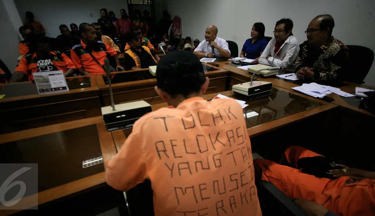 Sejumlah juru parkir saat mengikuti audiensi dengan anggota DPRD Kota Yogyakarta,(17/6).Dalam audeinsi,juru parkir meminta solusi relokasi lahan parkir di Jl Malioboro yang akan di tutup pada awal pril 2016.(Boy Harjanto)