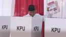 Calon Presiden no urut 02, Prabowo Subianto saat menggunakan hak pilihnya pada Pemilu 2019 di TPS 041 Kampung Curug, Desa Bojong Koneng, Babakan Madang, Kabupaten Bogor, Jawa Barat, Rabu (17/4). Prabowo didampingi Fadli Zon. (Liputan6.com/Helmi Fithriansyah)