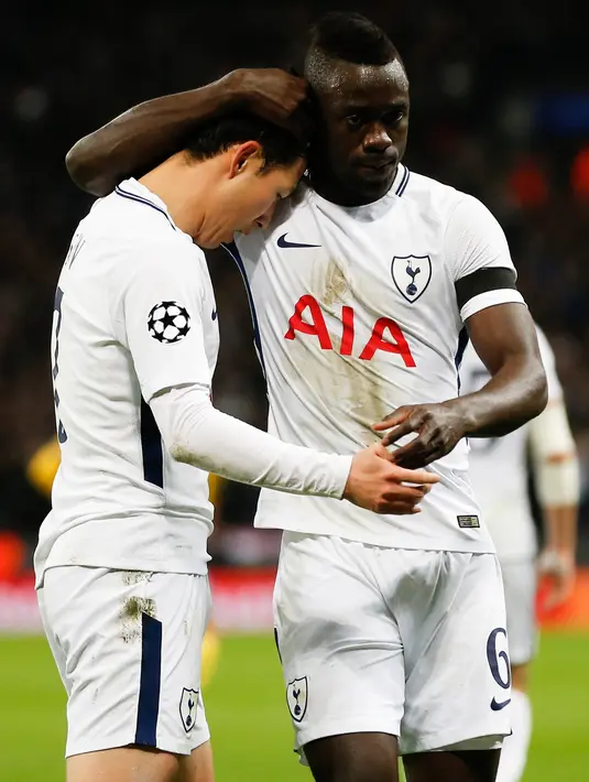 Bek Tottenham Hotspur, Davinson Sanchez menghibur rekannya Son Heung-Min saat menjamu Juventus pada leg kedua babak 16 besar Liga Champions di Wembley, Kamis (8/3). Kekalahan dari Juventus membuat Heung-Min terlihat begitu emosional. (IAN KINGTON/AFP)