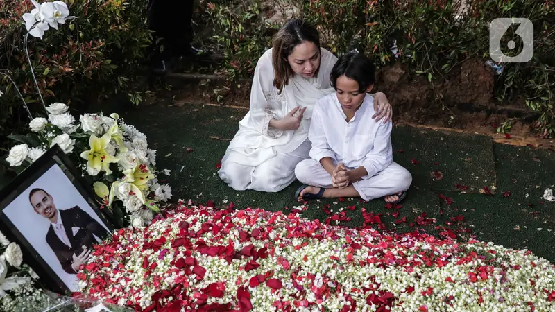 Duka Bunga Citra Lestari di Pusara Ashraf Sinclair