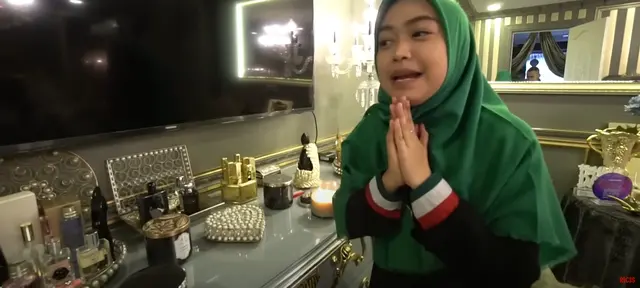7 Potret kamar tidur mewah Tasya Farasya yang pancarkan nuansa glamor dan berkelas, penuh detail emas