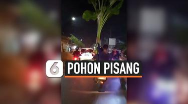 Viral video dua orang pria berboncengan motor membawa pohon pisang. Video ini sontak mengundang komentar warganet.