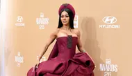 Teyana Taylor Serba Burgundy di Karpet Merah BET Awards 2026, Ikon Tahun 2026