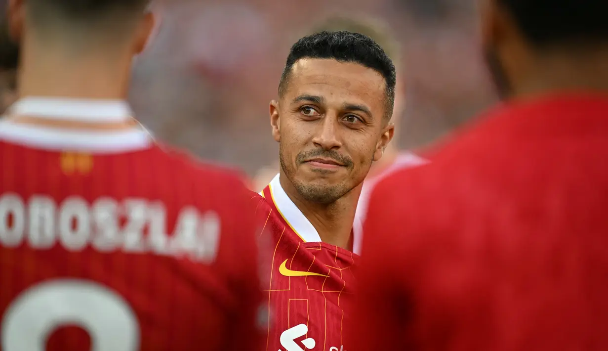 Thiago Alcantara belum lama ini mengumumkan pengunduran dirinya dari sepak bola. Gelandang berusia 33 tahun itu banyak mengalami masalah cedera selama bermain di Liverpool. Ia sekarang menjadi asisten pelatih Hansi Flick di Barcelona. (Paul ELLIS / AFP)